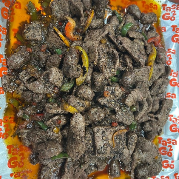 Close-up of Egyptian liver dish with peppers and spices, served in a Tasa2Go branded container.