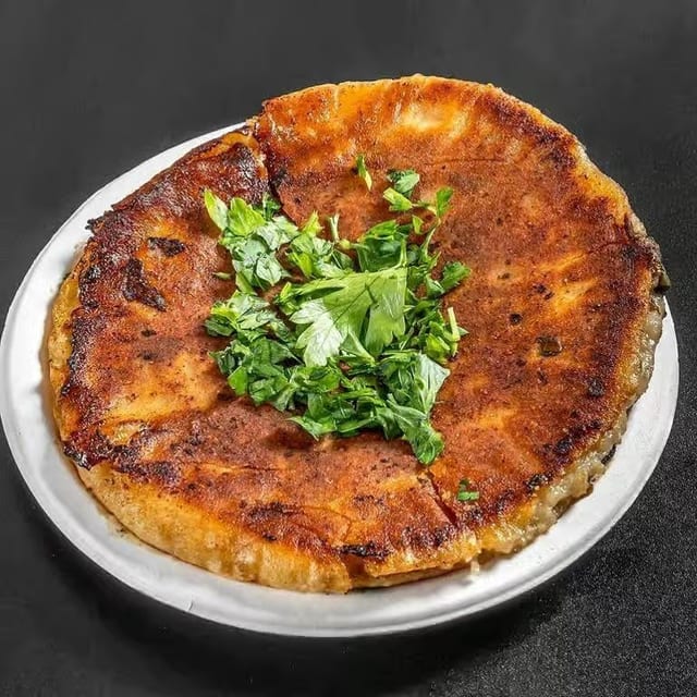 Hawashi with Cheese Sandwich - رغيف حواوشي بالجبن.